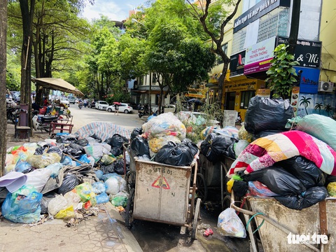 Rác thải lại ùn ứ ở đường phố Hà Nội - Ảnh 4. Rác thải lại ùn ứ ở đường phố Hà Nội - Ảnh 4.