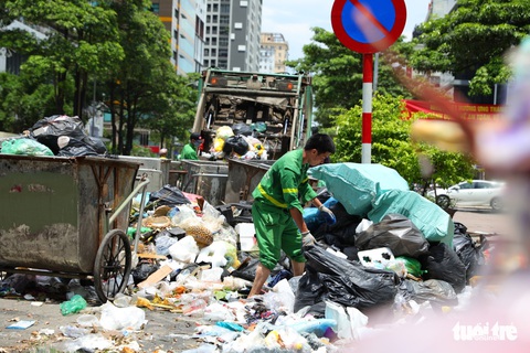 Rác thải lại ùn ứ ở đường phố Hà Nội - Ảnh 2. Rác thải lại ùn ứ ở đường phố Hà Nội - Ảnh 2.
