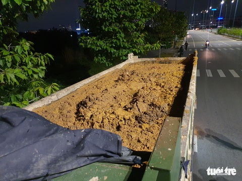 Xe ben Howo cơi nới thùng vẫn chạy ầm ầm ở trung tâm TP.HCM - Ảnh 4. Xe ben Howo cơi nới thùng vẫn chạy ầm ầm ở trung tâm TP.HCM - Ảnh 4.