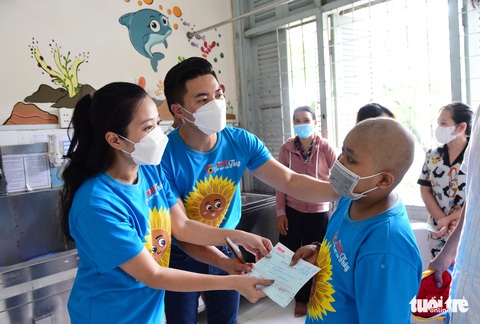 Nghệ sĩ Trịnh Kim Chi, Quốc Cơ, MC Hồng Phượng cùng Tuổi Trẻ trao kinh phí hỗ trợ cho bệnh nhi - Ảnh 2. Nghệ sĩ Trịnh Kim Chi, Quốc Cơ, MC Hồng Phượng cùng Tuổi Trẻ trao kinh phí hỗ trợ cho bệnh nhi - Ảnh 2.