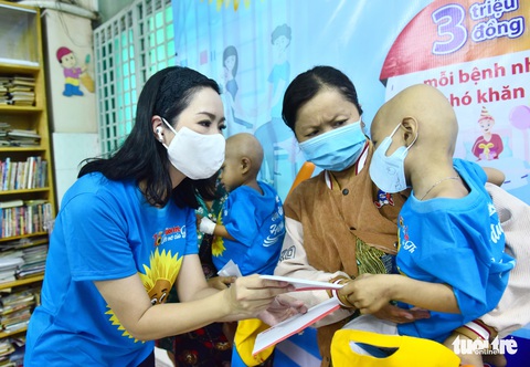 Nghệ sĩ Trịnh Kim Chi, Quốc Cơ, MC Hồng Phượng cùng Tuổi Trẻ trao kinh phí hỗ trợ cho bệnh nhi - Ảnh 1. Nghệ sĩ Trịnh Kim Chi, Quốc Cơ, MC Hồng Phượng cùng Tuổi Trẻ trao kinh phí hỗ trợ cho bệnh nhi - Ảnh 1.