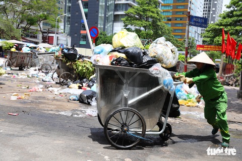 Rác thải lại ùn ứ ở đường phố Hà Nội - Ảnh 6. Rác thải lại ùn ứ ở đường phố Hà Nội - Ảnh 6.