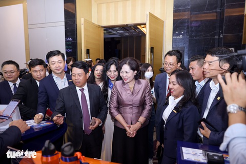 Phó thủ tướng Chính phủ tham quan và trải nghiệm triển lãm tại Ngày không tiền mặt - Ảnh 4. Phó thủ tướng Chính phủ tham quan và trải nghiệm triển lãm tại Ngày không tiền mặt - Ảnh 4.