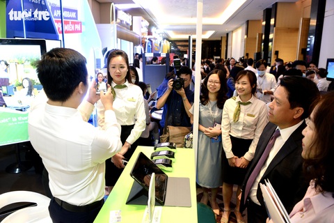 Phó thủ tướng Chính phủ tham quan và trải nghiệm triển lãm tại Ngày không tiền mặt - Ảnh 6. Phó thủ tướng Chính phủ tham quan và trải nghiệm triển lãm tại Ngày không tiền mặt - Ảnh 6.