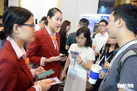 Phó thủ tướng Chính phủ tham quan và trải nghiệm triển lãm tại Ngày không tiền mặt - Ảnh 7. Phó thủ tướng Chính phủ tham quan và trải nghiệm triển lãm tại Ngày không tiền mặt - Ảnh 7.