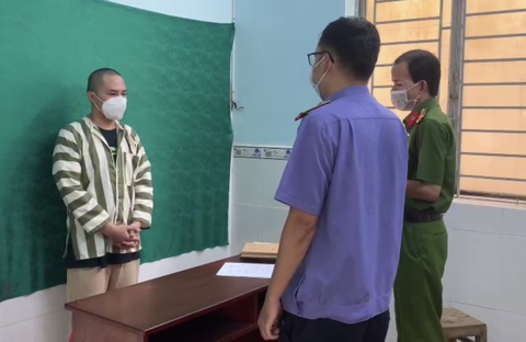 Diễn viên hài Hữu Tín bị khởi tố, bắt tạm giam vì ma túy - Ảnh 3. Diễn viên hài Hữu Tín bị khởi tố, bắt tạm giam vì ma túy - Ảnh 3.