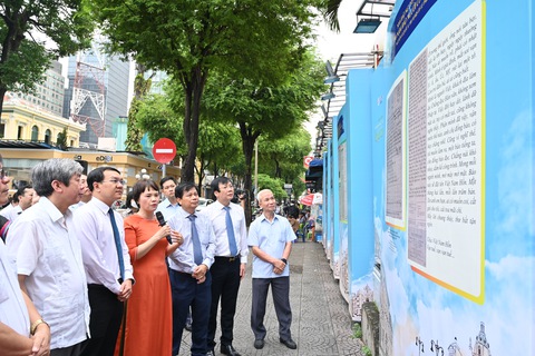 Khai mạc triển lãm ‘Nhà báo Nguyễn Ái Quốc và 100 năm báo Người cùng khổ’ - Ảnh 2. Khai mạc triển lãm ‘Nhà báo Nguyễn Ái Quốc và 100 năm báo Người cùng khổ’ - Ảnh 2.