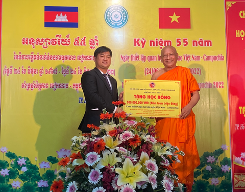 Trao tặng học bổng trị giá 500 triệu đồng cho du học sinh Campuchia tại TP.HCM - Ảnh 1. Trao tặng học bổng trị giá 500 triệu đồng cho du học sinh Campuchia tại TP.HCM - Ảnh 1.