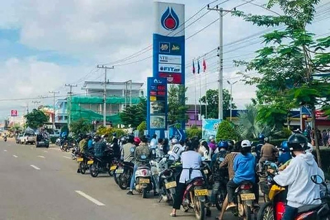 Hàng dài xe hơi xếp hàng ở Lào chờ... đổ xăng do thiếu hụt xăng dầu - Ảnh 3. Hàng dài xe hơi xếp hàng ở Lào chờ... đổ xăng do thiếu hụt xăng dầu - Ảnh 3.