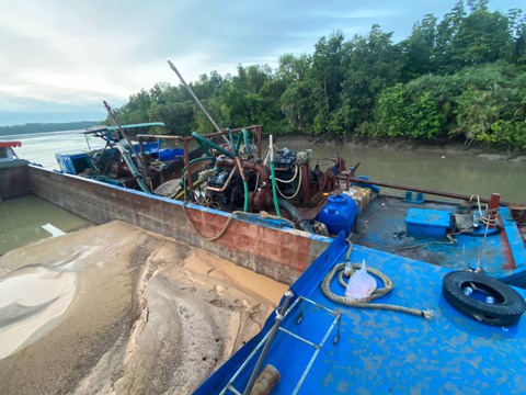Từng bị bắt, cát tặc vẫn ngựa quen đường cũ - Ảnh 2. Từng bị bắt, cát tặc vẫn ngựa quen đường cũ - Ảnh 2.