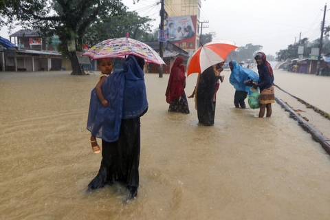 41 người chết, hàng triệu người ảnh hưởng do mưa lũ ở Bangladesh, Ấn Độ - Ảnh 2. 41 người chết, hàng triệu người ảnh hưởng do mưa lũ ở Bangladesh, Ấn Độ - Ảnh 2.