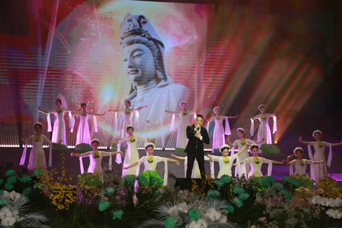Vân Khánh, Nguyễn Phi Hùng, Thùy Trang hát ngợi ca Phật giáo - Ảnh 4. Vân Khánh, Nguyễn Phi Hùng, Thùy Trang hát ngợi ca Phật giáo - Ảnh 4.
