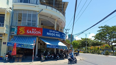 Sẽ xử phạt nhà hàng bị khách tố bán mì xào chặt chém - Ảnh 1. Sẽ xử phạt nhà hàng bị khách tố bán mì xào chặt chém - Ảnh 1.