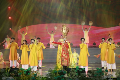 Vân Khánh, Nguyễn Phi Hùng, Thùy Trang hát ngợi ca Phật giáo - Ảnh 1. Vân Khánh, Nguyễn Phi Hùng, Thùy Trang hát ngợi ca Phật giáo - Ảnh 1.