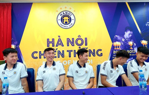 Tuyển thủ U23 Việt Nam Vũ Tiến Long: ‘Hết vui rồi, giờ tập trung vào nhiệm vụ ở câu lạc bộ’ - Ảnh 1. Tuyển thủ U23 Việt Nam Vũ Tiến Long: ‘Hết vui rồi, giờ tập trung vào nhiệm vụ ở câu lạc bộ’ - Ảnh 1.