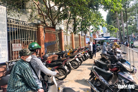 TP.HCM còn nhiều bãi xe chiếm vỉa hè trước bệnh viện - Ảnh 1. TP.HCM còn nhiều bãi xe chiếm vỉa hè trước bệnh viện - Ảnh 1.