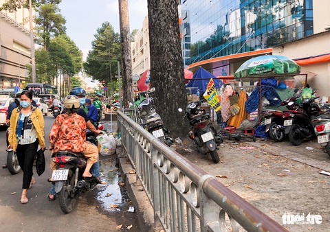 TP.HCM còn nhiều bãi xe chiếm vỉa hè trước bệnh viện - Ảnh 9. TP.HCM còn nhiều bãi xe chiếm vỉa hè trước bệnh viện - Ảnh 9.