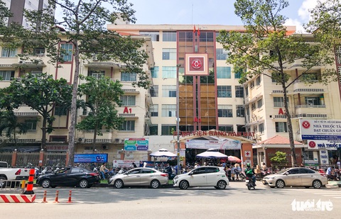 TP.HCM còn nhiều bãi xe chiếm vỉa hè trước bệnh viện - Ảnh 8. TP.HCM còn nhiều bãi xe chiếm vỉa hè trước bệnh viện - Ảnh 8.