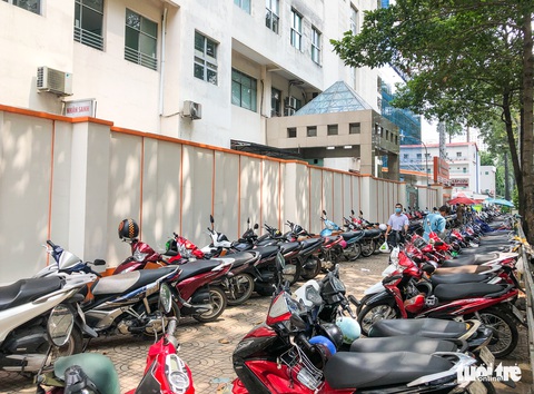 TP.HCM còn nhiều bãi xe chiếm vỉa hè trước bệnh viện - Ảnh 3. TP.HCM còn nhiều bãi xe chiếm vỉa hè trước bệnh viện - Ảnh 3.