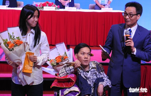 Nữ sinh 15 tuổi sáng tác bằng tiếng Anh và nhà thơ ngồi xe lăn được vinh danh - Ảnh 1. Nữ sinh 15 tuổi sáng tác bằng tiếng Anh và nhà thơ ngồi xe lăn được vinh danh - Ảnh 1.