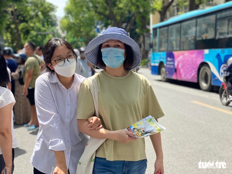 Đề văn thi vào lớp 10 ở Hà Nội: Thí sinh nói đề vừa sức - Ảnh 10. Đề văn thi vào lớp 10 ở Hà Nội: Thí sinh nói đề vừa sức - Ảnh 10.