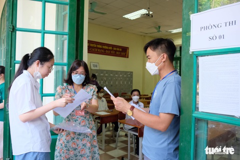 Gần 107.000 thí sinh thi vào lớp 10 ở Hà Nội môn đầu tiên - Ảnh 1. Gần 107.000 thí sinh thi vào lớp 10 ở Hà Nội môn đầu tiên - Ảnh 1.