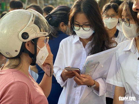 Gần 107.000 thí sinh thi vào lớp 10 ở Hà Nội môn đầu tiên - Ảnh 4. Gần 107.000 thí sinh thi vào lớp 10 ở Hà Nội môn đầu tiên - Ảnh 4.