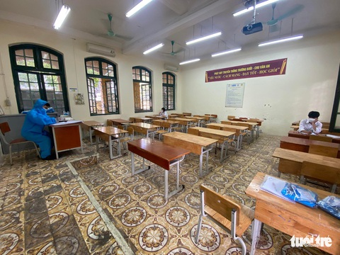 Gần 107.000 thí sinh thi vào lớp 10 ở Hà Nội môn đầu tiên - Ảnh 6. Gần 107.000 thí sinh thi vào lớp 10 ở Hà Nội môn đầu tiên - Ảnh 6.