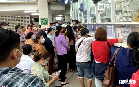 Cám cảnh những ngày dài người bệnh phải chờ thuốc, chờ máy - Ảnh 3. Cám cảnh những ngày dài người bệnh phải chờ thuốc, chờ máy - Ảnh 3.