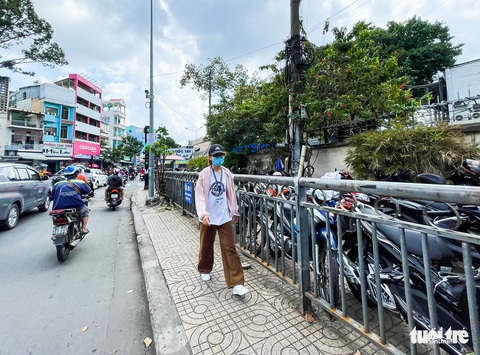 TP.HCM còn nhiều bãi xe chiếm vỉa hè trước bệnh viện - Ảnh 6. TP.HCM còn nhiều bãi xe chiếm vỉa hè trước bệnh viện - Ảnh 6.