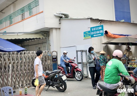 TP.HCM còn nhiều bãi xe chiếm vỉa hè trước bệnh viện - Ảnh 4. TP.HCM còn nhiều bãi xe chiếm vỉa hè trước bệnh viện - Ảnh 4.
