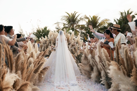 Minh Hằng làm đám cưới trên biển, giấu kín mặt chú rể - Ảnh 3. Minh Hằng làm đám cưới trên biển, giấu kín mặt chú rể - Ảnh 3.
