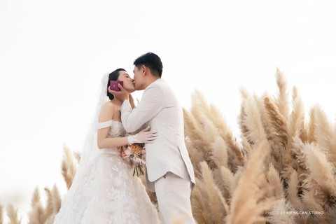 Minh Hằng làm đám cưới trên biển, giấu kín mặt chú rể - Ảnh 2. Minh Hằng làm đám cưới trên biển, giấu kín mặt chú rể - Ảnh 2.