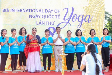 Đại sứ Ấn Độ: Yoga kết nối mọi người, duy trì tinh thần và thể chất khỏe mạnh - Ảnh 5. Đại sứ Ấn Độ: Yoga kết nối mọi người, duy trì tinh thần và thể chất khỏe mạnh - Ảnh 5.