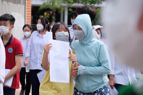 Đề môn ngoại ngữ thi vào lớp 10 ở Hà Nội thương thí sinh - Ảnh 8. Đề môn ngoại ngữ thi vào lớp 10 ở Hà Nội thương thí sinh - Ảnh 8.