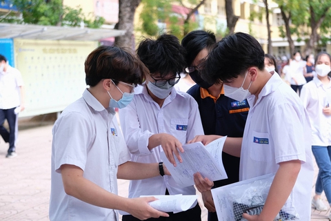 Đề môn ngoại ngữ thi vào lớp 10 ở Hà Nội thương thí sinh - Ảnh 7. Đề môn ngoại ngữ thi vào lớp 10 ở Hà Nội thương thí sinh - Ảnh 7.