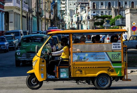 Thiếu xăng dầu, dân Cuba chuyển sang xe điện - Ảnh 1. Thiếu xăng dầu, dân Cuba chuyển sang xe điện - Ảnh 1.