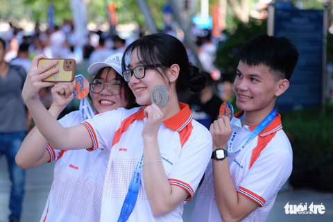 Nam thanh, nữ tú chạy bộ nhân Ngày không tiền mặt 2022 - Ảnh 3. Nam thanh, nữ tú chạy bộ nhân Ngày không tiền mặt 2022 - Ảnh 3.