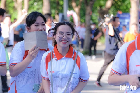 Nam thanh, nữ tú chạy bộ nhân Ngày không tiền mặt 2022 - Ảnh 1. Nam thanh, nữ tú chạy bộ nhân Ngày không tiền mặt 2022 - Ảnh 1.