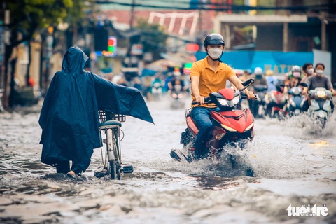 Mưa lớn chiều chủ nhật, nhiều nơi tại TP.HCM lại thành sông - Ảnh 1. Mưa lớn chiều chủ nhật, nhiều nơi tại TP.HCM lại thành sông - Ảnh 1.