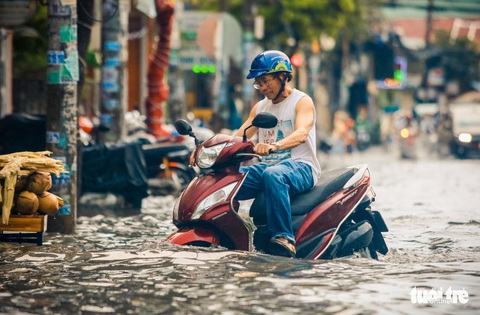 Mưa lớn chiều chủ nhật, nhiều nơi tại TP.HCM lại thành sông - Ảnh 9. Mưa lớn chiều chủ nhật, nhiều nơi tại TP.HCM lại thành sông - Ảnh 9.