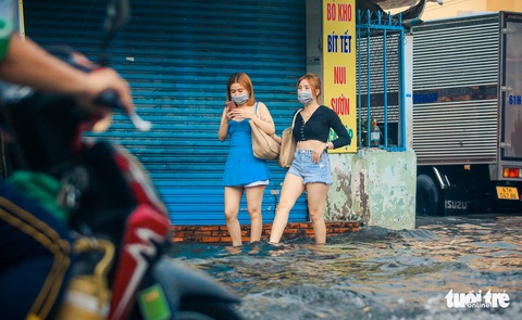 Mưa lớn chiều chủ nhật, nhiều nơi tại TP.HCM lại thành sông - Ảnh 7. Mưa lớn chiều chủ nhật, nhiều nơi tại TP.HCM lại thành sông - Ảnh 7.