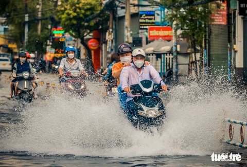 Mưa lớn chiều chủ nhật, nhiều nơi tại TP.HCM lại thành sông - Ảnh 6. Mưa lớn chiều chủ nhật, nhiều nơi tại TP.HCM lại thành sông - Ảnh 6.
