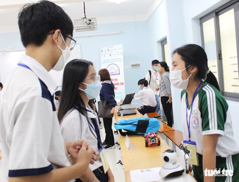 Hơn 400 học sinh TP.HCM so tài khả năng tin học - Ảnh 4. Hơn 400 học sinh TP.HCM so tài khả năng tin học - Ảnh 4.