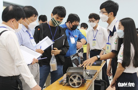 Hơn 400 học sinh TP.HCM so tài khả năng tin học - Ảnh 2. Hơn 400 học sinh TP.HCM so tài khả năng tin học - Ảnh 2.