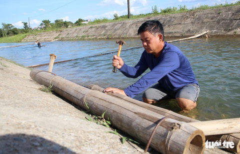 Lớp dạy bơi giữa đồng của thầy giáo làng - Ảnh 3. Lớp dạy bơi giữa đồng của thầy giáo làng - Ảnh 3.
