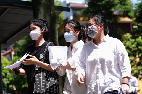 Đề thi toán kỳ thi vào lớp 10 ở Hà Nội vừa sức, nhiều thí sinh tự tin được 8, 9 điểm - Ảnh 4. Đề thi toán kỳ thi vào lớp 10 ở Hà Nội vừa sức, nhiều thí sinh tự tin được 8, 9 điểm - Ảnh 4.