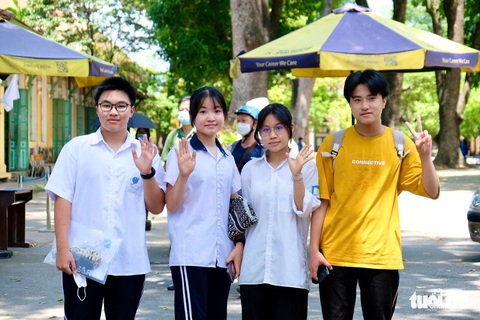Đề thi toán kỳ thi vào lớp 10 ở Hà Nội vừa sức, nhiều thí sinh tự tin được 8, 9 điểm - Ảnh 9. Đề thi toán kỳ thi vào lớp 10 ở Hà Nội vừa sức, nhiều thí sinh tự tin được 8, 9 điểm - Ảnh 9.
