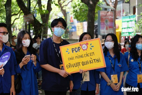 Đề thi toán kỳ thi vào lớp 10 ở Hà Nội vừa sức, nhiều thí sinh tự tin được 8, 9 điểm - Ảnh 7. Đề thi toán kỳ thi vào lớp 10 ở Hà Nội vừa sức, nhiều thí sinh tự tin được 8, 9 điểm - Ảnh 7.