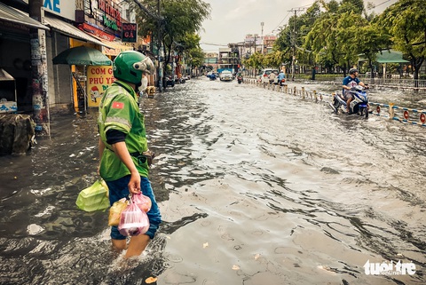 Mưa lớn chiều chủ nhật, nhiều nơi tại TP.HCM lại thành sông - Ảnh 5. Mưa lớn chiều chủ nhật, nhiều nơi tại TP.HCM lại thành sông - Ảnh 5.